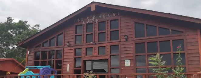 Fachada de madera del edificio principal, The Big House Camp