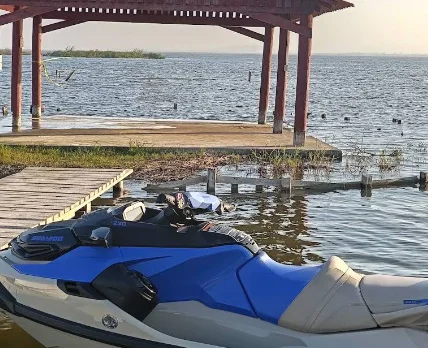 Jet ski amarrado en el muelle de la Laguna Champayán