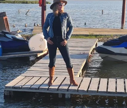 Muelle de madera sobre la laguna con jet skis a los costados
